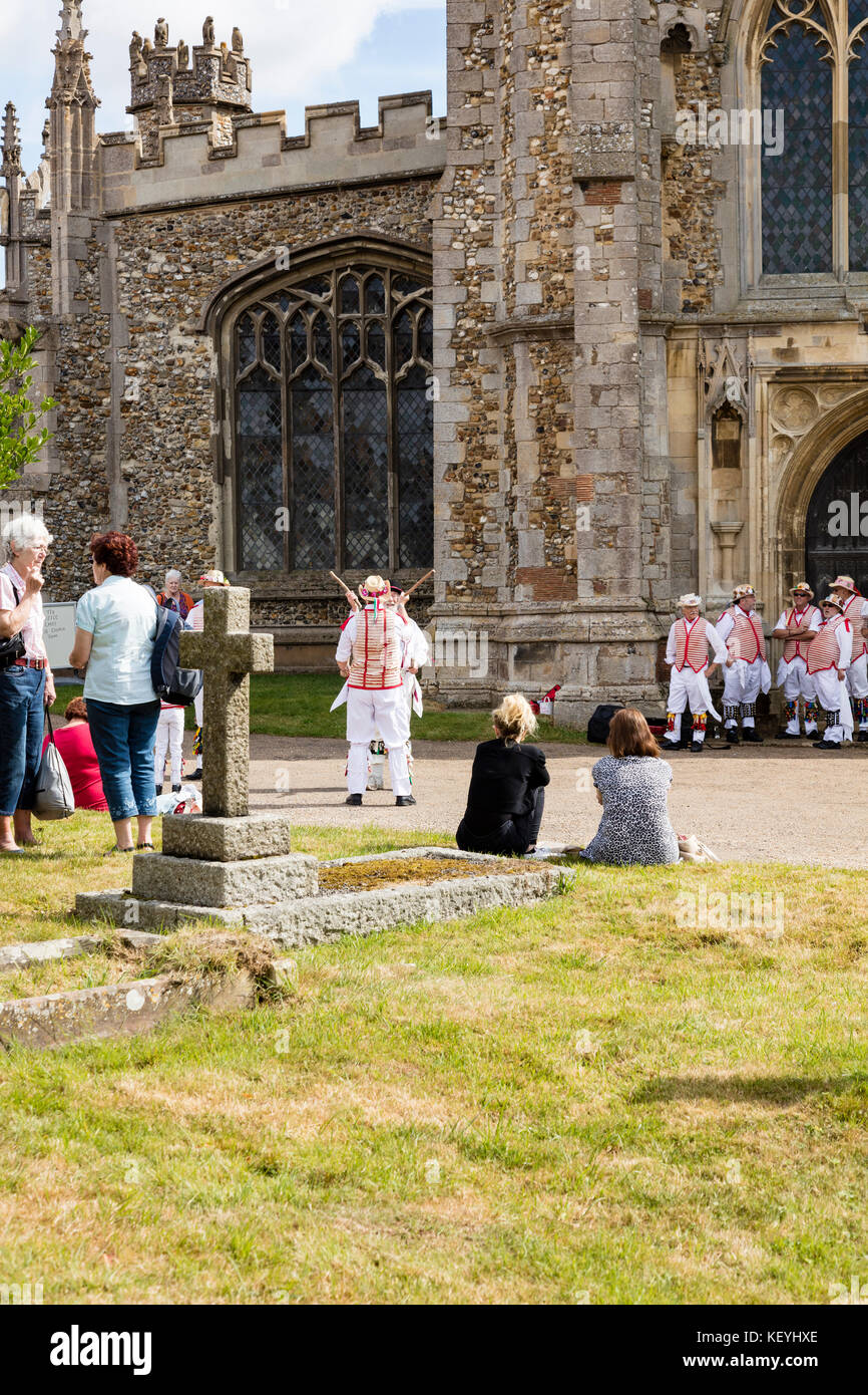 Morris danser devant l'église paroissiale de Thaxted, Thaxted, Essex, UK Banque D'Images