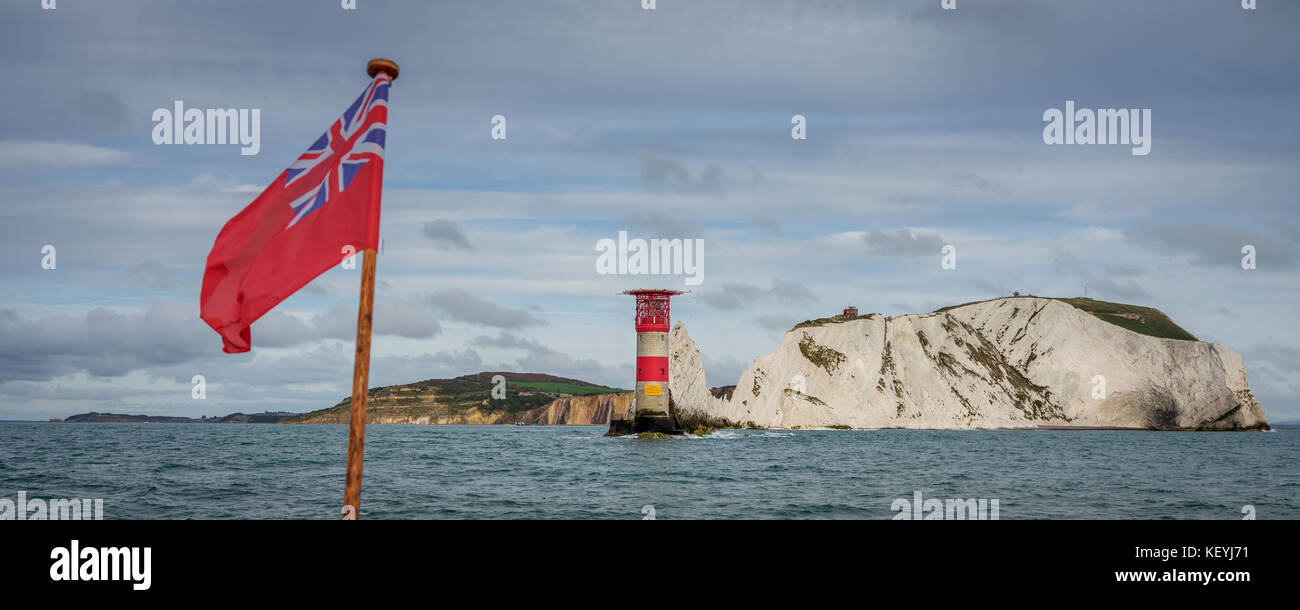 Les aiguilles phare sur l'île de Wight, Royaume-Uni vue lors de l'approche par bateau. Banque D'Images