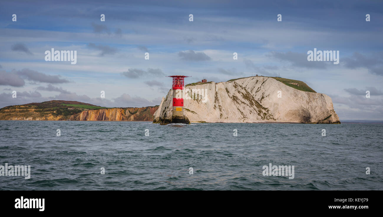 Les aiguilles phare sur l'île de Wight, Royaume-Uni vue lors de l'approche par bateau. Banque D'Images