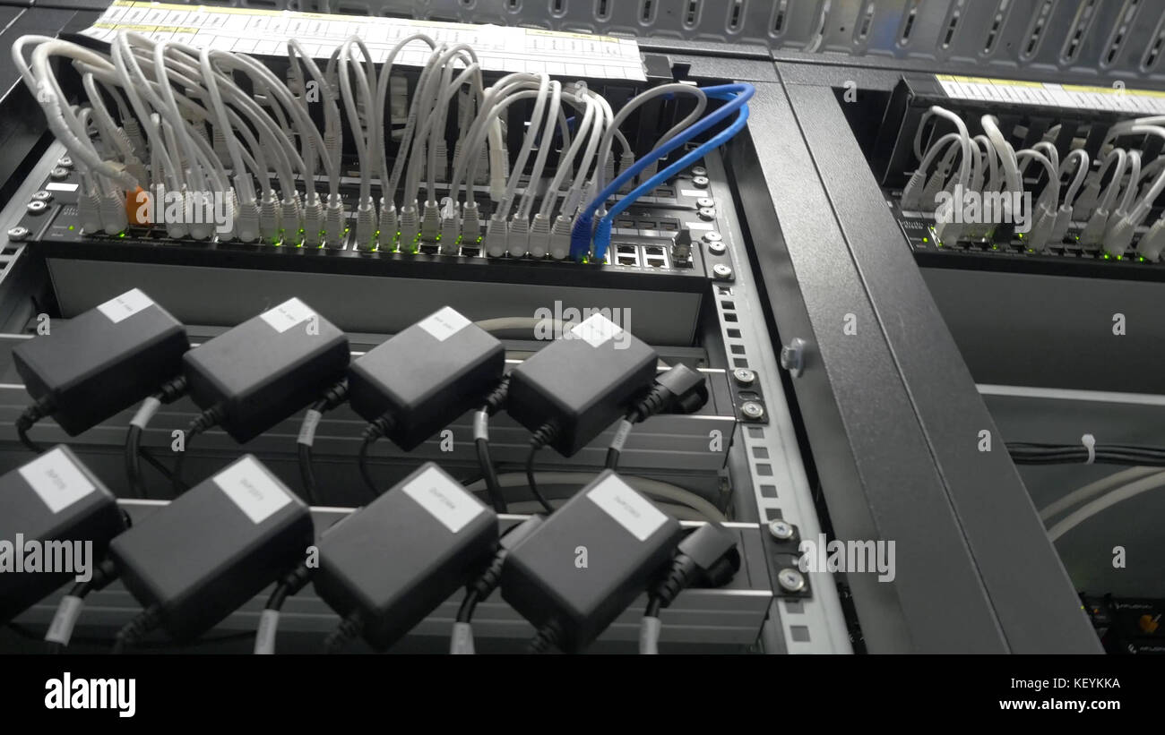 Les serveurs de stockage sont situés dans la salle des serveurs du centre  de données. arrière du serveur installé dans la salle serveur. De nombreux  câbles sont connectés à un ordinateur puissant
