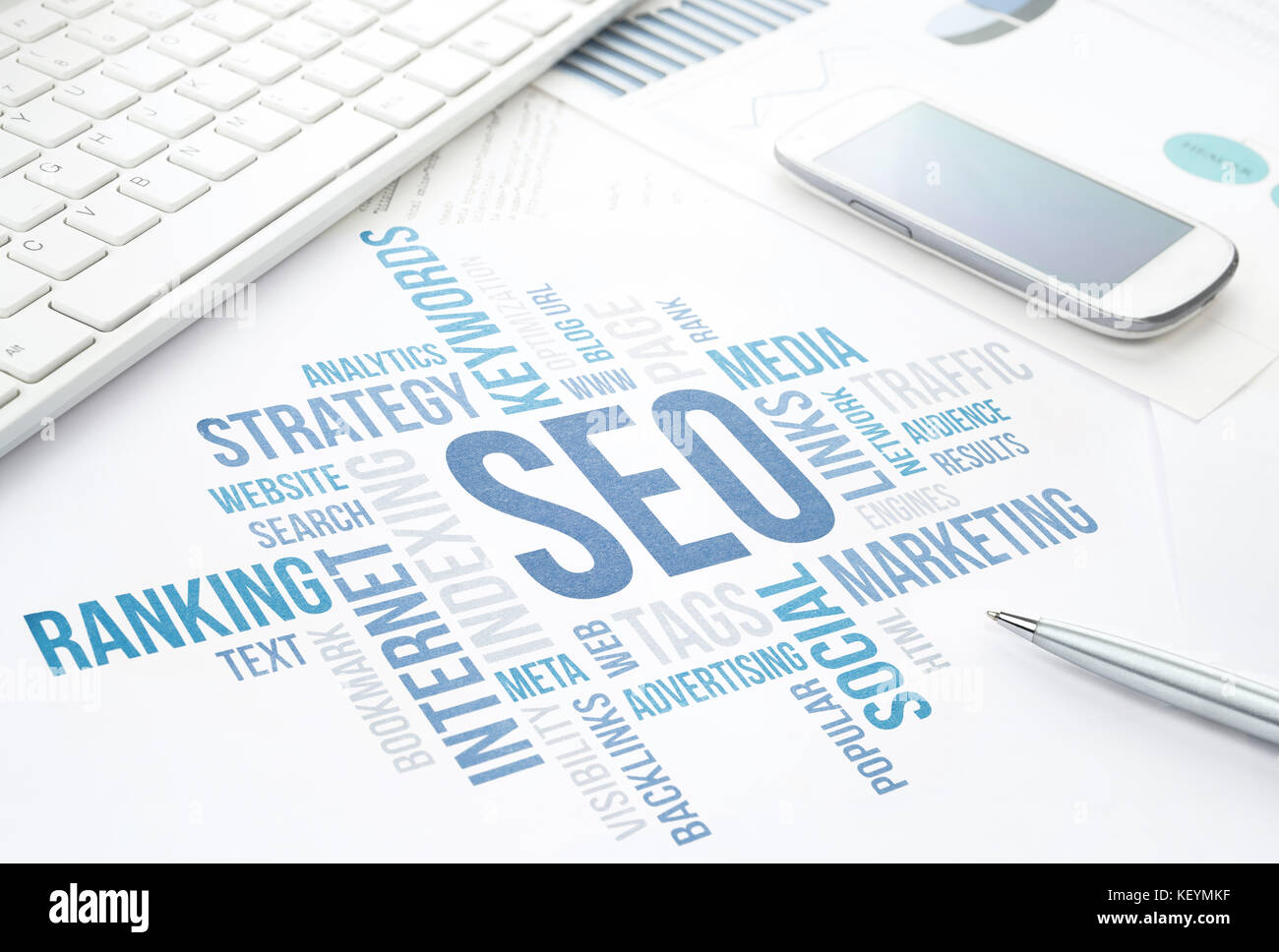 Affaires de seo, optimisation du moteur de recherche, le concept de cloud chart. imprimer le document, clavier, stylo et smartphone. libre. Banque D'Images