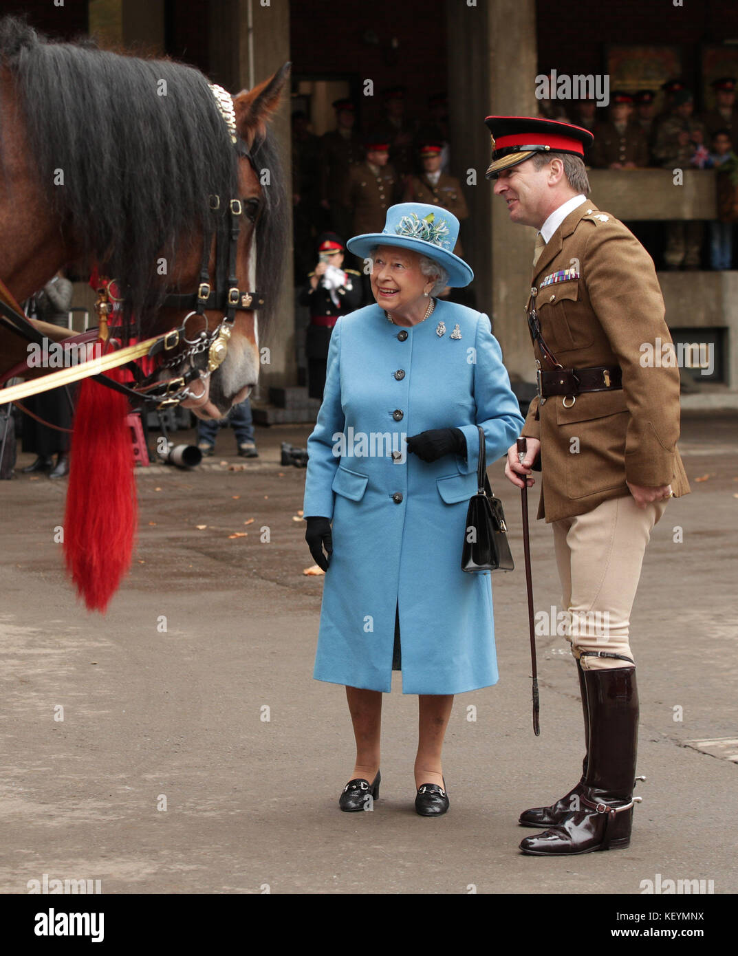 La reine Elizabeth II, accompagnée du lieutenant-colonel James Gasélée, commandant du régiment à cheval de Cavalerie de la maison, rencontre Drum Horse Perseus, qu'elle a nommé aujourd'hui, lorsqu'elle visite le régiment à cheval de Cavalerie de la maison, à la caserne Hyde, à Londres. Banque D'Images