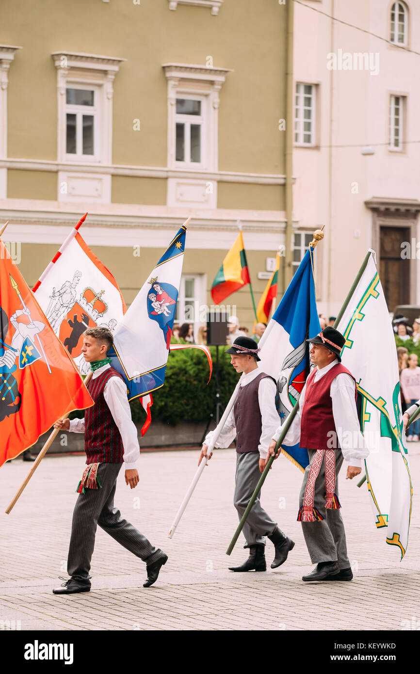Vilnius, Lituanie. hommes habillés en costumes traditionnels participent à cérémonie avec des drapeaux dans un etat journée sur place près de palais présidentiel. Banque D'Images