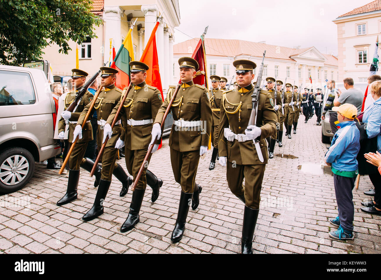 Vilnius, Lituanie. jeunes agents de terrain avec force en participant au défilé du drapeau de l'état en journée sur place près de palais présidentiel. maison de vacances à as Banque D'Images