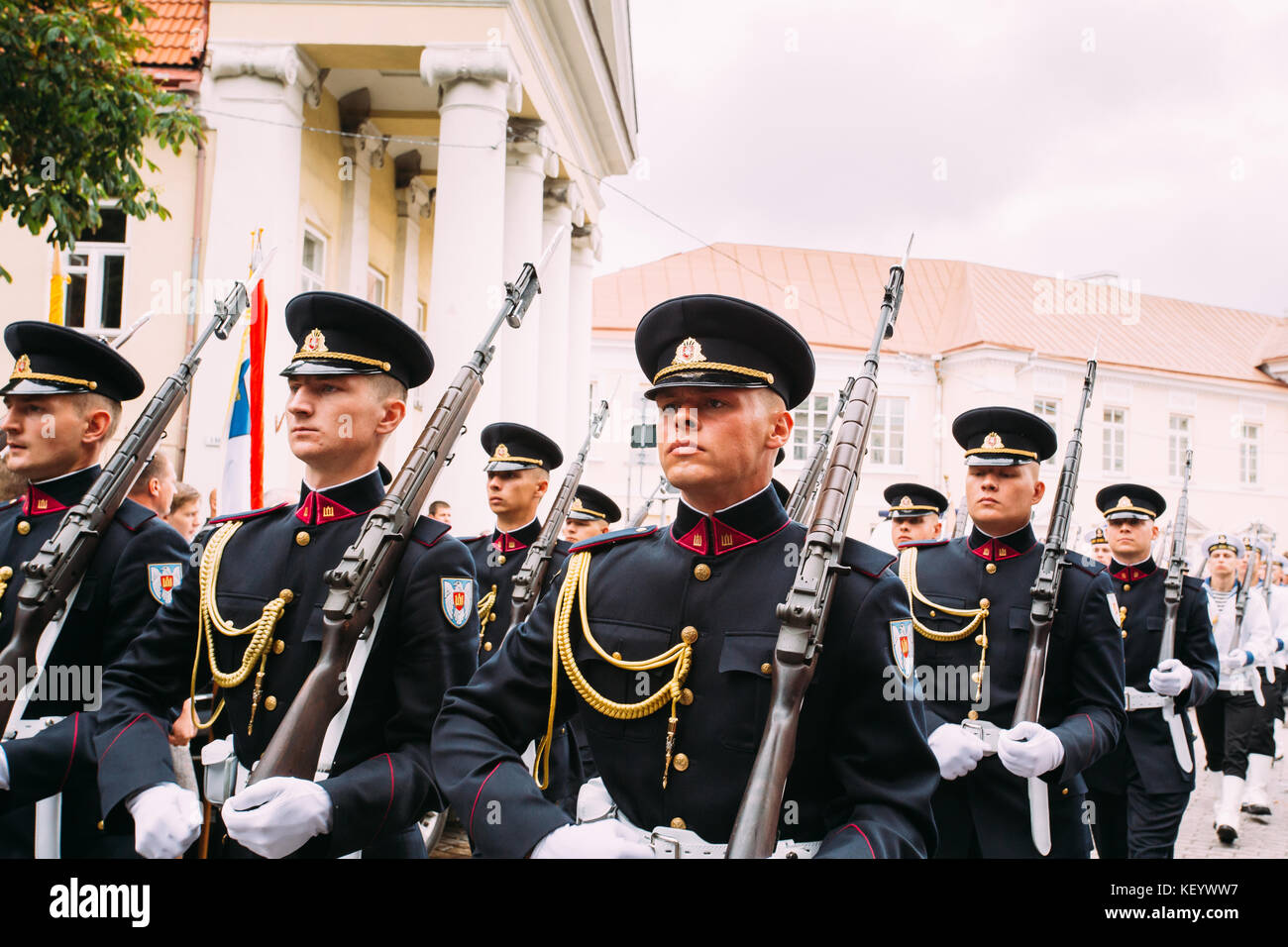 Vilnius, Lituanie. jeunes officiers de l'armée de l'air lituanienne prendre part au défilé de jour de l'état sur place près de palais présidentiel. maison de vacances en commemo Banque D'Images
