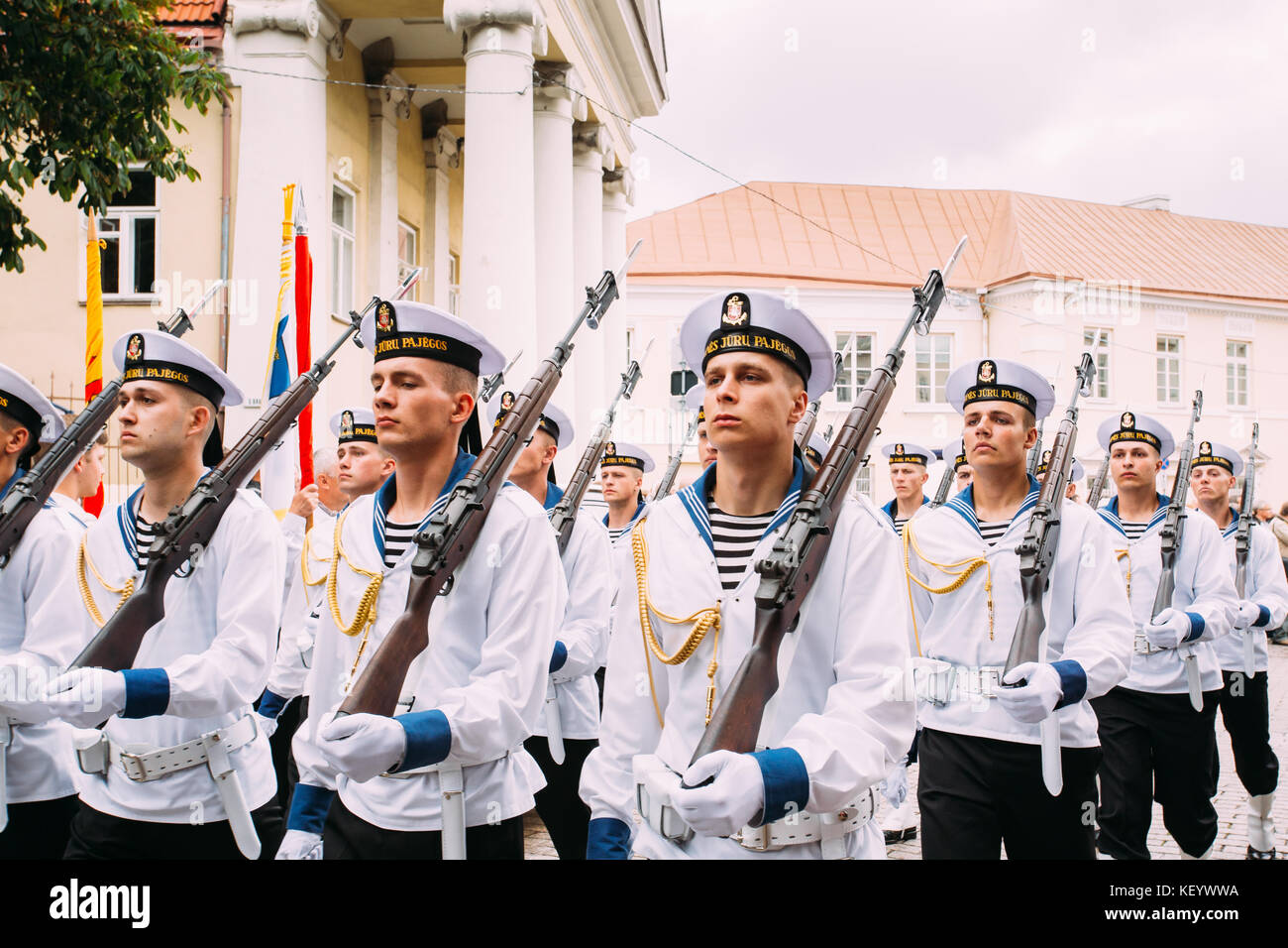 Vilnius, Lituanie. jeunes officiers de la force de la marine lituanienne prendre part au défilé de jour de l'état sur place près de palais présidentiel. maison de vacances à as Banque D'Images