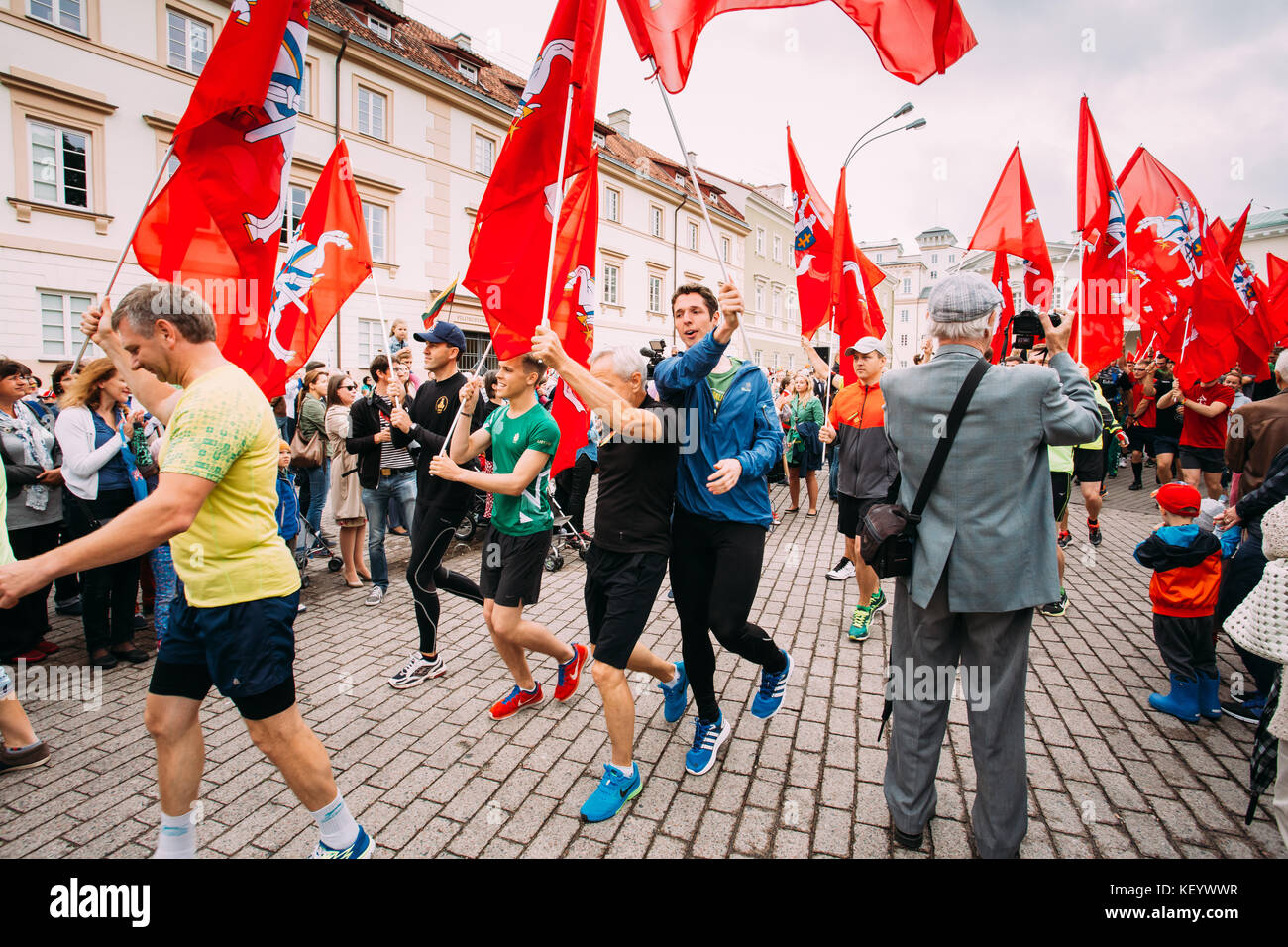 Vilnius, Lituanie. sportifs avec drapeau prendre part à la journée de l'état sur place près de palais présidentiel. maison de vacances à commémorer en 1253 le couronnement de mi Banque D'Images
