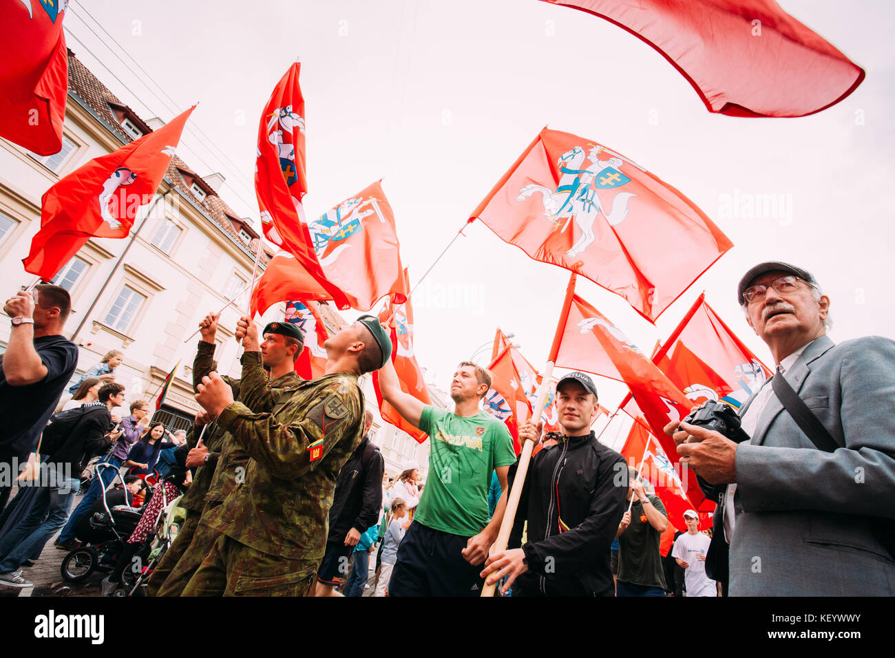 Vilnius, Lituanie. Les gens avec le drapeau de l'état prendre part à jour sur place près de palais présidentiel. maison de vacances à commémorer en 1253 le couronnement de minda Banque D'Images