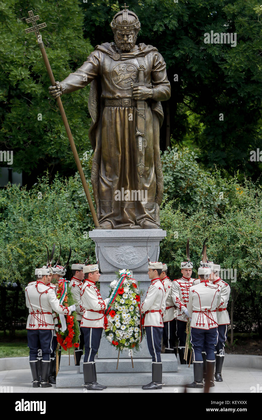 SOFIA, BULGARIE - 8 juin : la garde d'honneur déposé une couronne de fleurs en face de nouveau monument du Tsar Samuil bulgare (997-1014) en Juin Banque D'Images