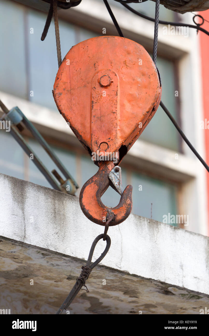 Rusty old red crochet de grue vu à l'extérieur. Banque D'Images