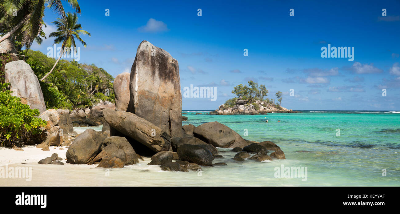 Les Seychelles, Mahe, Anse Royale, Ile de la rivière Souris, la plage, le granite rock formation vue panoramique Banque D'Images