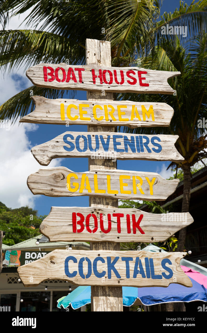 Les Seychelles, Mahe, Beau Vallon, signes d'entreprises touristiques en bord de mer Banque D'Images