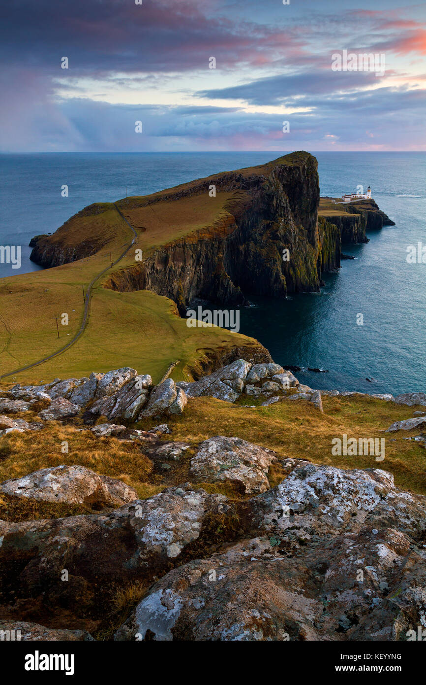 Photo de l'neist point lighthouse prises depuis les falaises au-dessus de l'île de Skye au coucher du soleil. Il y a un grain au large. Banque D'Images