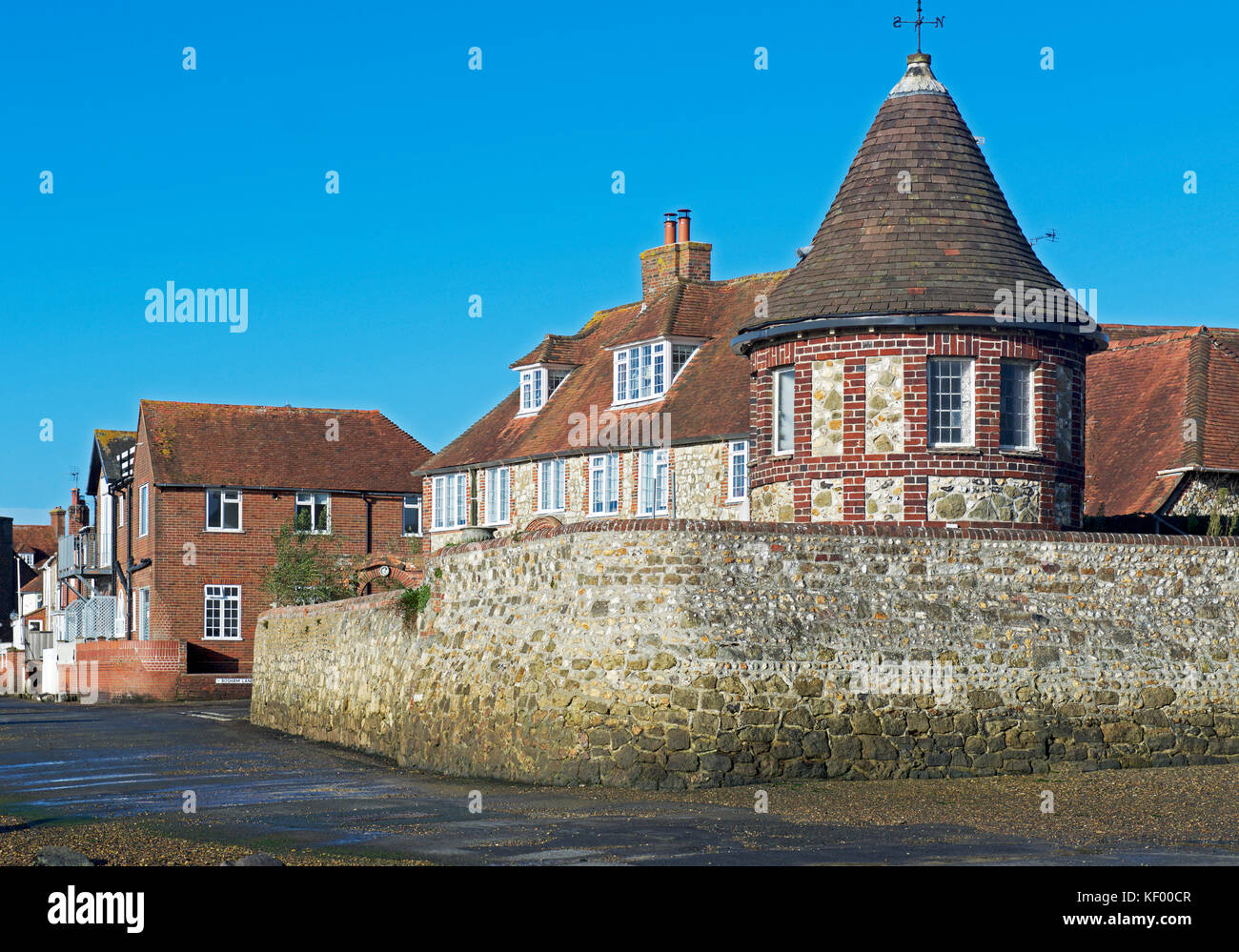 Maisons avec des défenses contre les inondations, Bosham, West Sussex, Angleterre, Royaume-Uni Banque D'Images