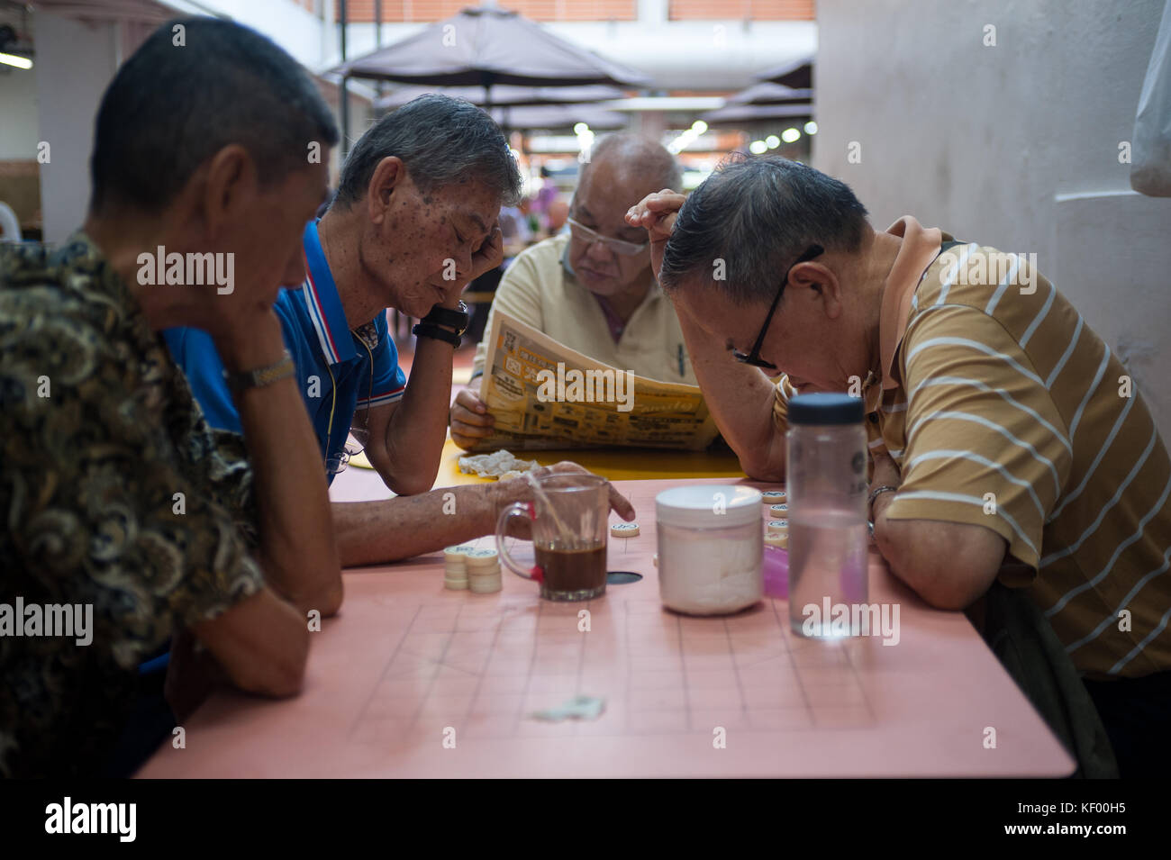 20.10.2017, Singapour, République de Singapour, en Asie - personnes âgées les hommes jouent aux échecs chinois, également connu sous le nom de xiangqi dans le quartier chinois de Singapour. Banque D'Images