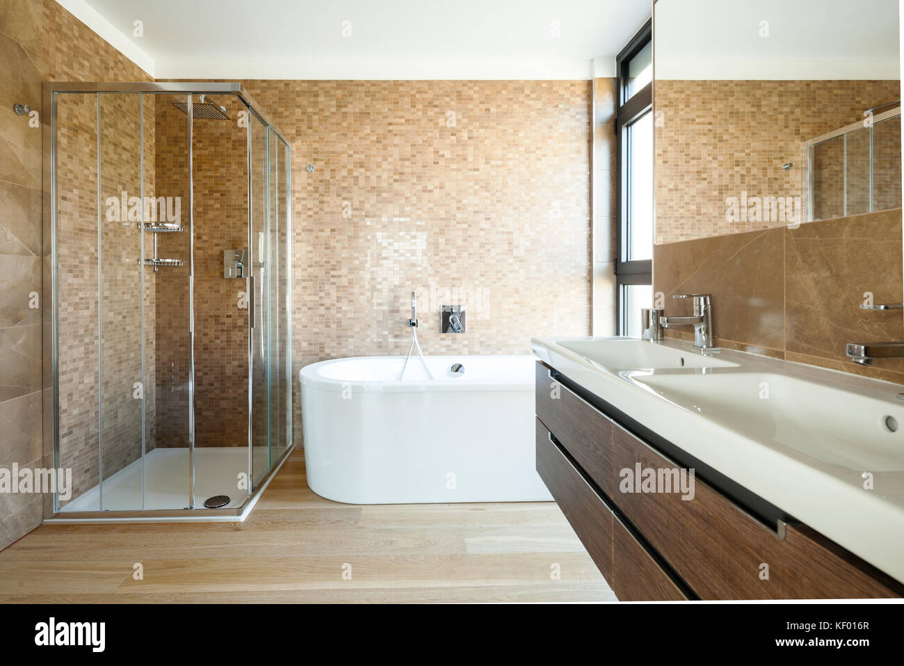 Salle de bains moderne avec une splendide marbre. Personne ne l'intérieur Banque D'Images