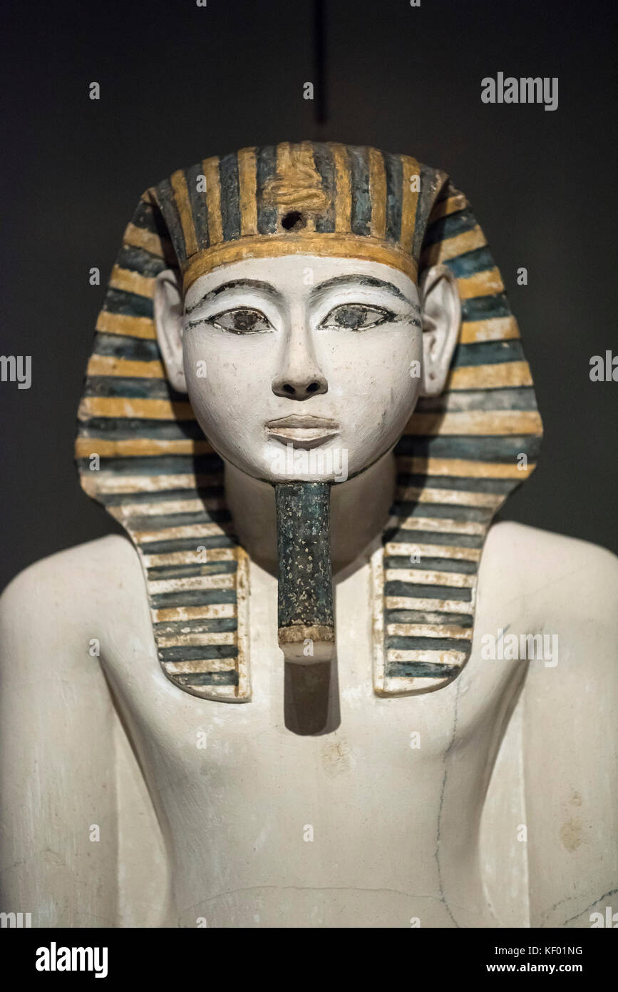 Turin. L'Italie. Statue de pharaon égyptien Amenhotep I assis sur un trône. Nouvel Empire, 19e dynastie (1292-1190 avant J.-C.). Museo Egizio. Limes peintes Banque D'Images
