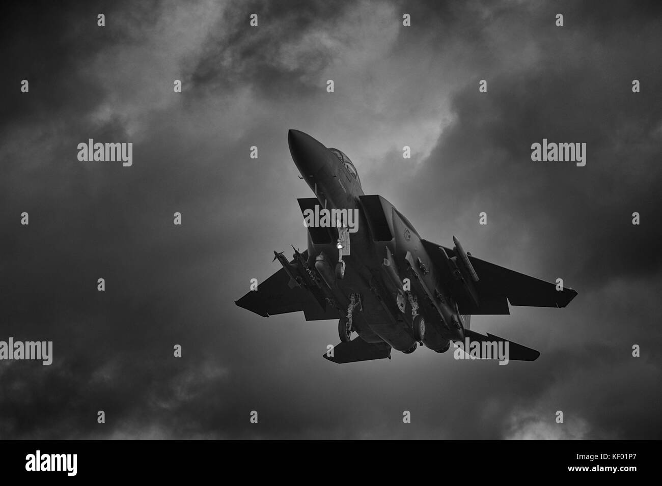 F15 Eagle Landing à RAF Lakenheath Banque D'Images