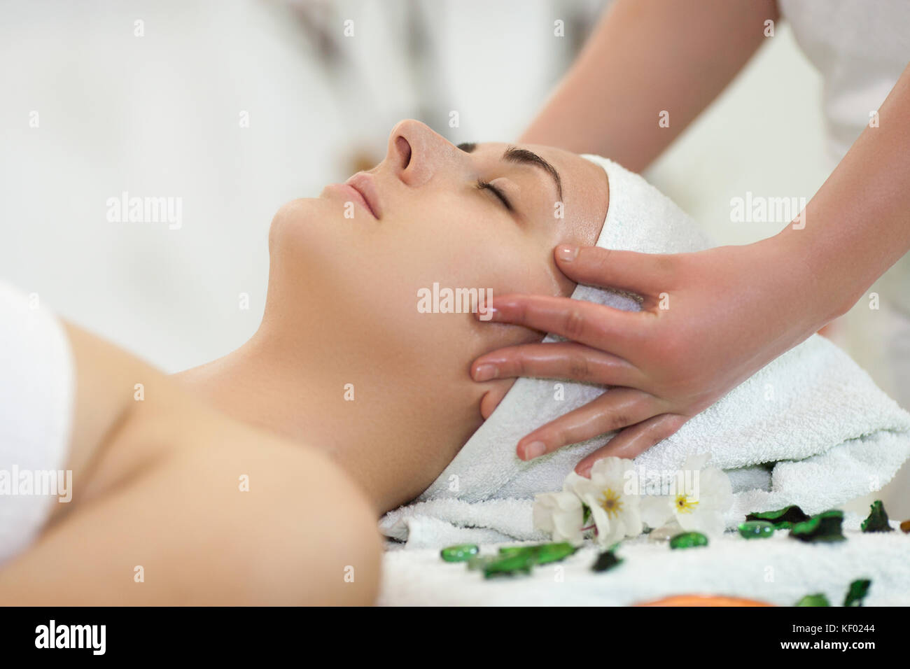 Belle Jeune Femme Dans Le Spa Salon Recevant Un Traitement Du Visage Avec  La Crème Visage À Fond Blanc. Concept De Beauté, Massage, Thérapie Sain Et  Relaxant Banque D'Images et Photos Libres