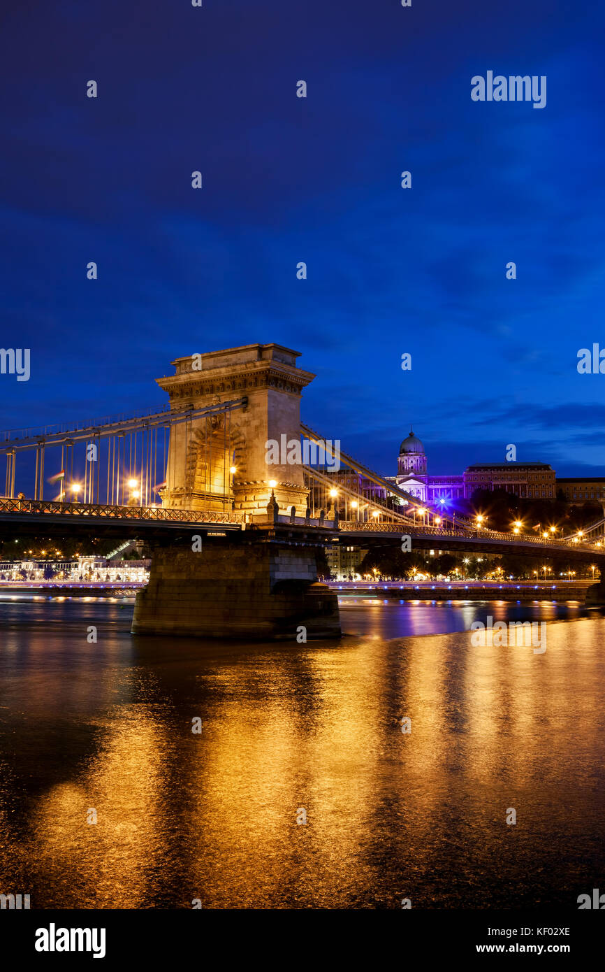 Budapest city at night, pont à chaînes Széchenyi et le château de Buda, la réflexion dans le Danube, sites touristiques de la ville. Banque D'Images