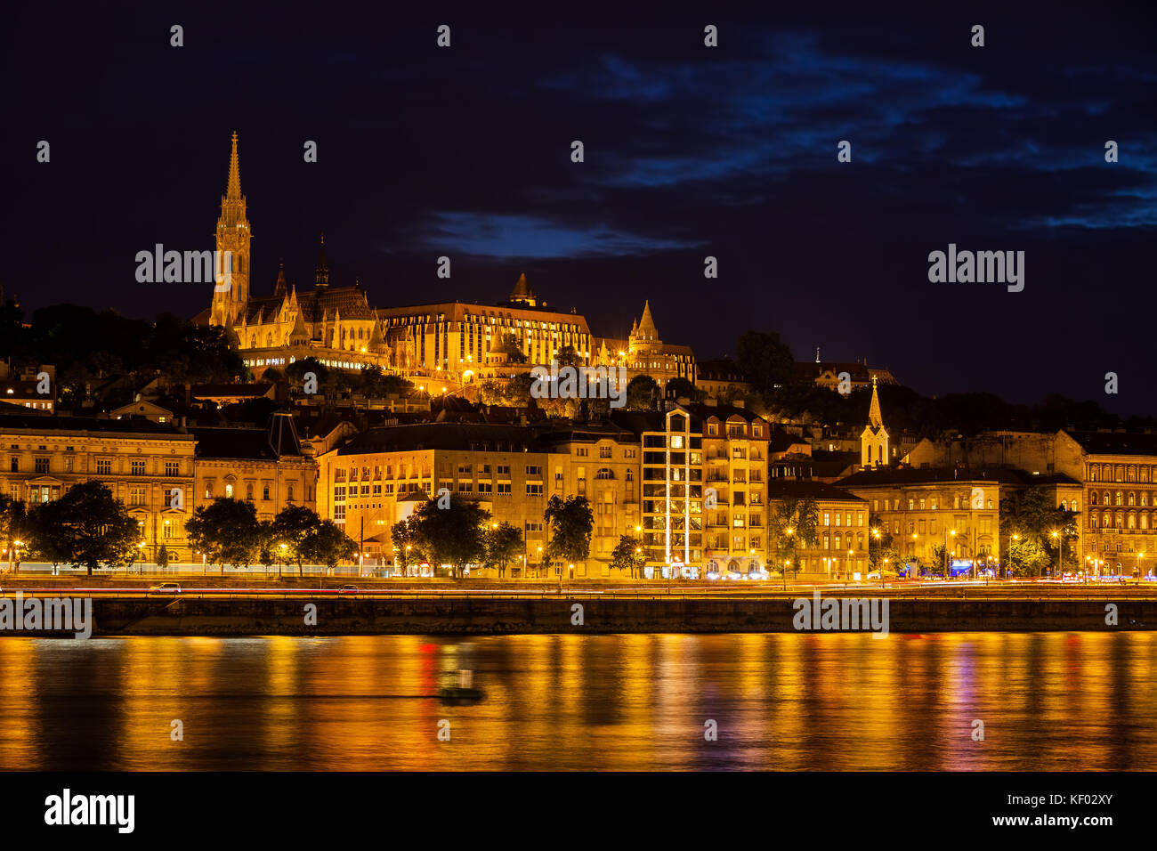 Hongrie, Budapest, capital city skyline at night avec reflet dans danube Banque D'Images