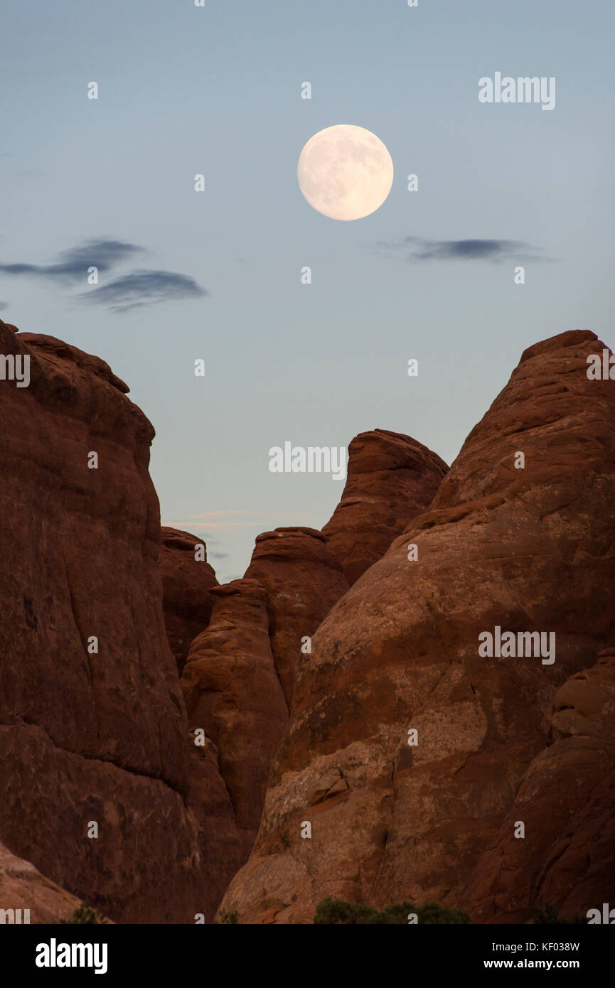 Pleine lune sur fournaise ardente un labyrinthe comme passage, Arches national park, Utah, USA Banque D'Images