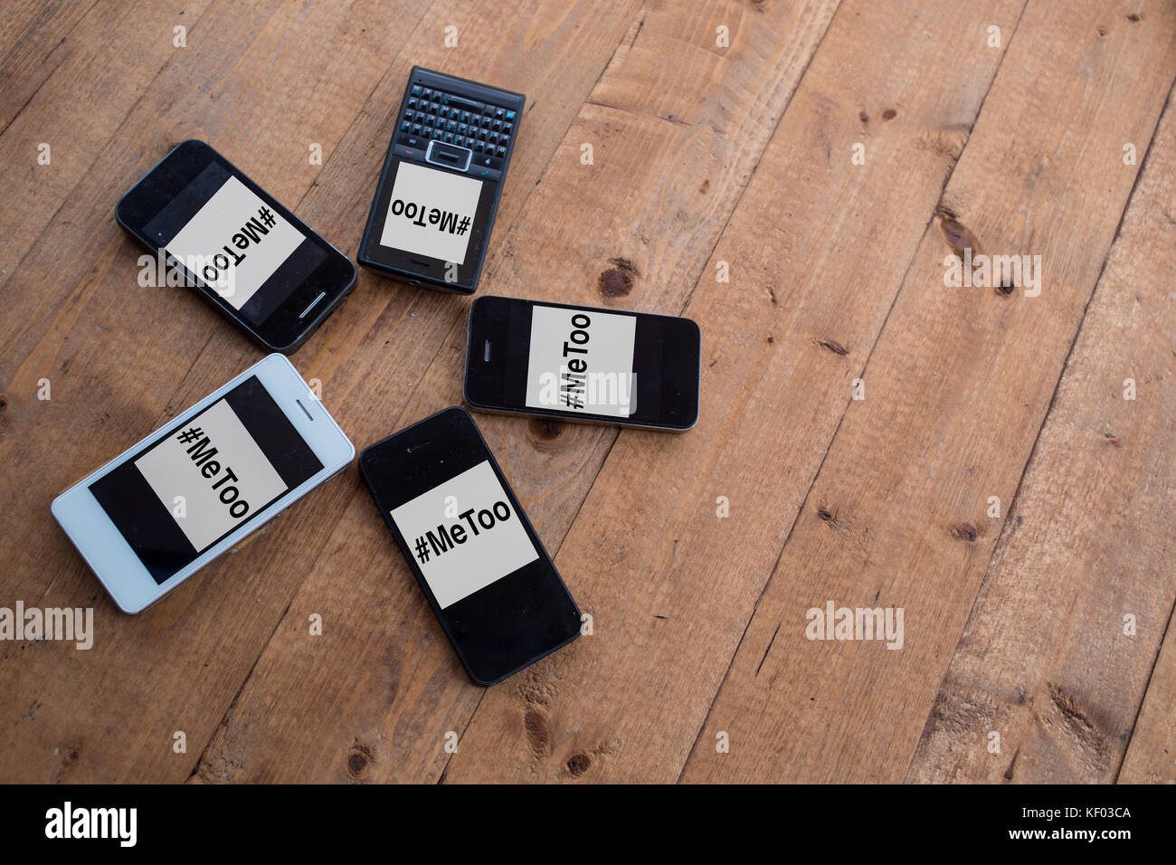 Un tas de smartphones générique avec des images de la 'metoo' hashtag. Banque D'Images