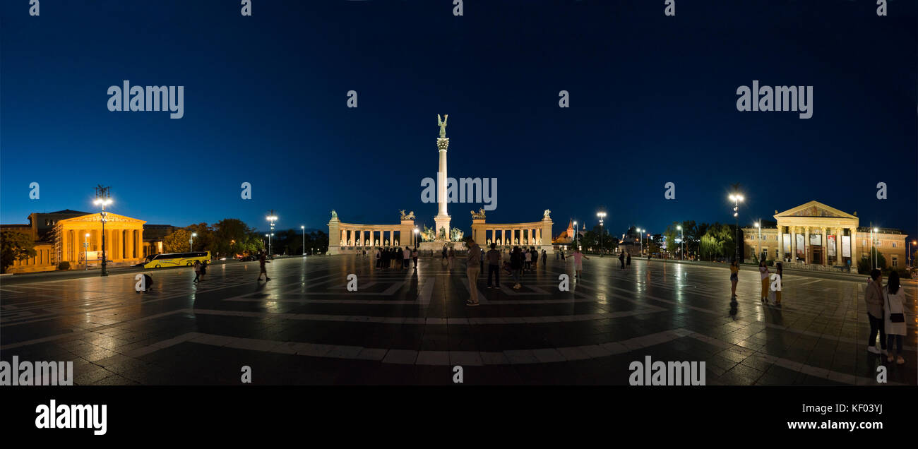 Vue panoramique horizontal de la Place des Héros à Budapest dans la nuit. Banque D'Images