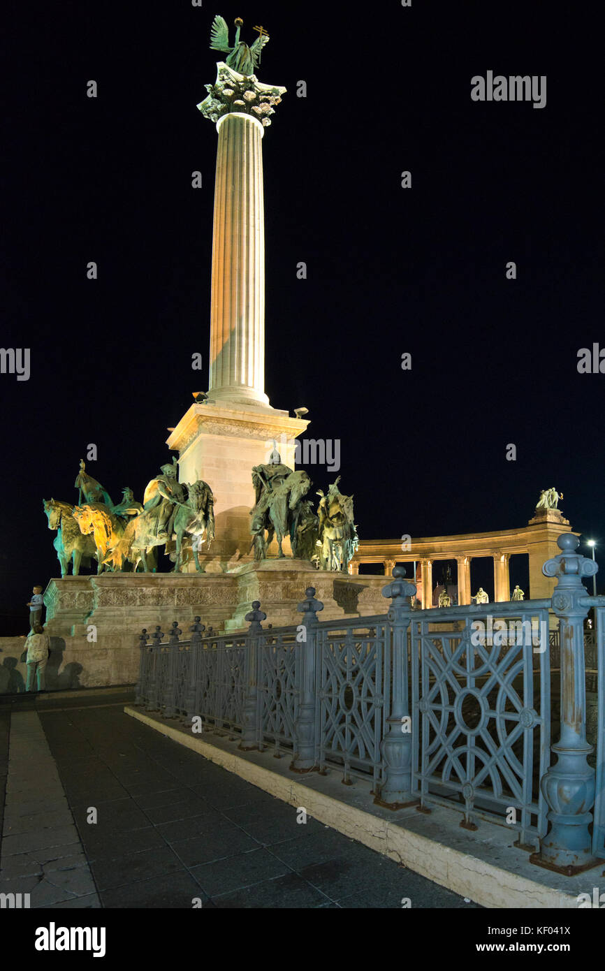 Vue verticale de la Place des Héros à Budapest dans la nuit. Banque D'Images