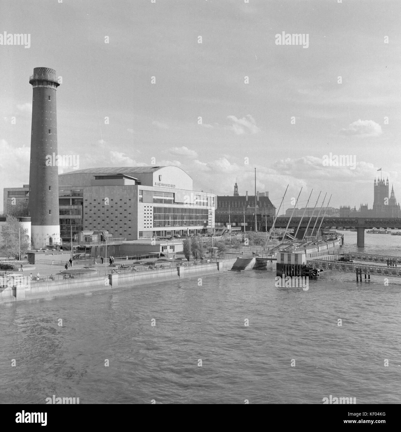 Royal Festival Hall, Belvedere Road, South Bank, Lambeth, Londres. Le Royal Festival Hall et Tour Shot. La salle des fêtes a été conçu par Leslie Mar Banque D'Images