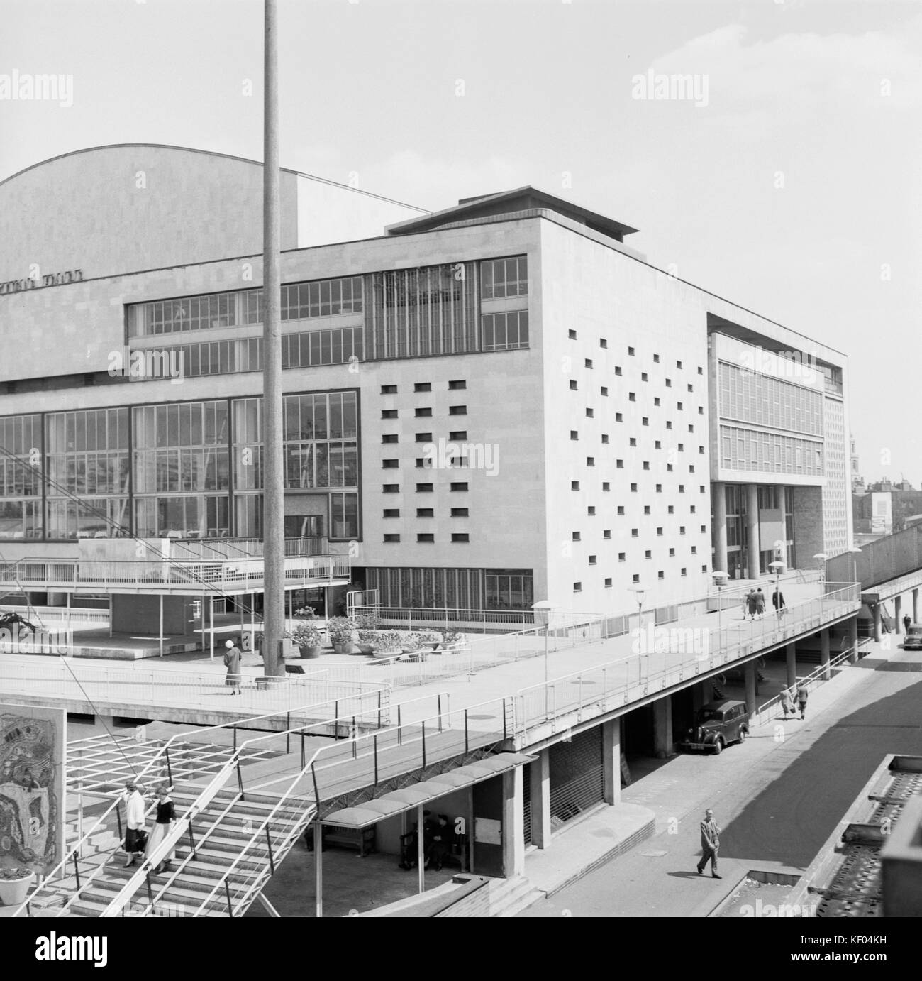 Royal Festival Hall, Belvedere Road, South Bank, Lambeth, Londres. Vue extérieure de la Royal Festival Hall montrant une partie de l'entrée principale et avant Banque D'Images