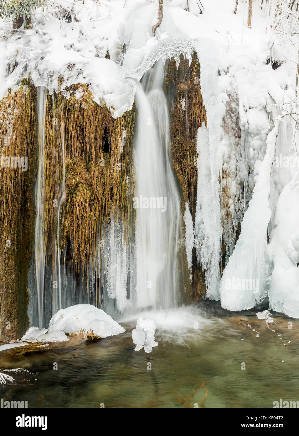 L'eau coule sur les barrages de tuf, le parc national des lacs de Plitvice, Croatie, janvier 2017 Banque D'Images