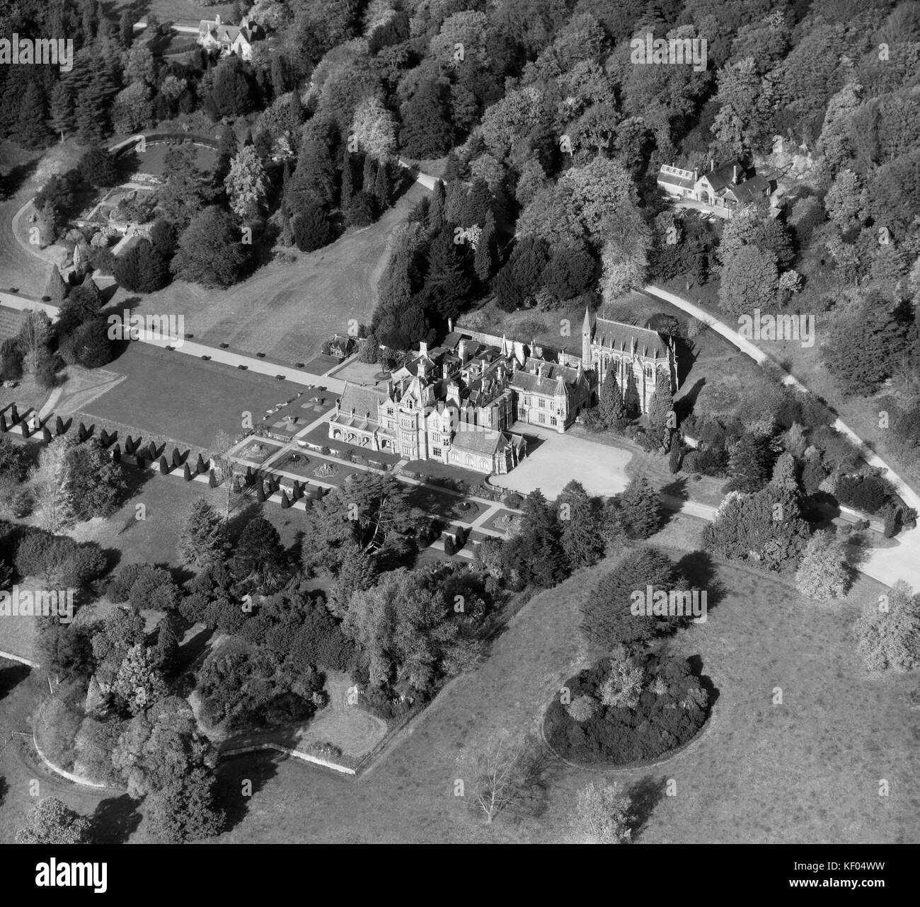 Tyntesfield House, Wraxall, North Somerset. Maison néo-gothique victorien, maintenant une propriété du National Trust. Vue aérienne par Aeropictorial. Octobre 1957. Banque D'Images