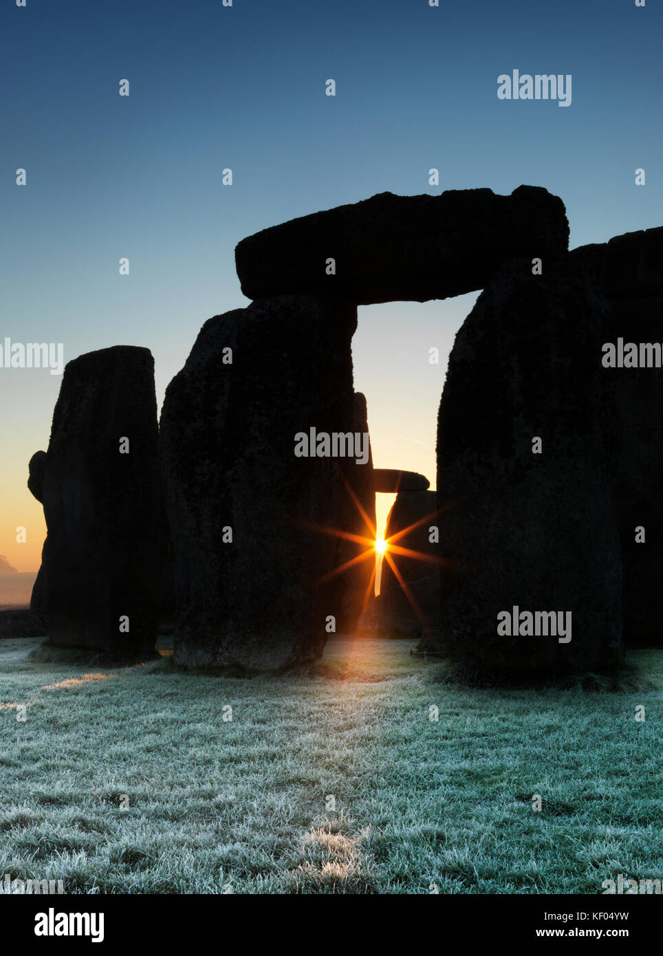 STONEHENGE, Wiltshire. Vue détaillée de Stonehenge au lever du soleil. Banque D'Images