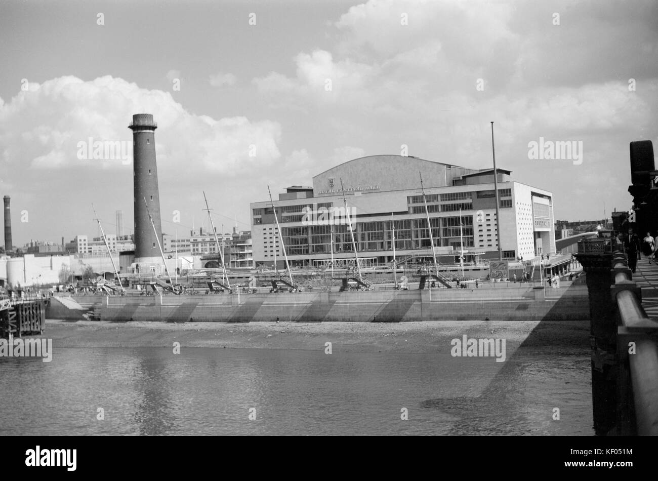 Royal Festival Hall, Belvedere Road, South Bank, Lambeth, Londres. Le hall et shot tower de Hungerford Bridge. La tour a été construite en 1826 et Inco Banque D'Images