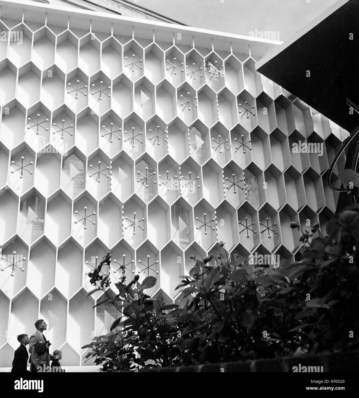 Science Museum, Exhibition Road, South Kensington, Londres. Un homme et deux enfants à pied par l'écran sur le thème atomique à l'entrée de la Muse de la Science Banque D'Images