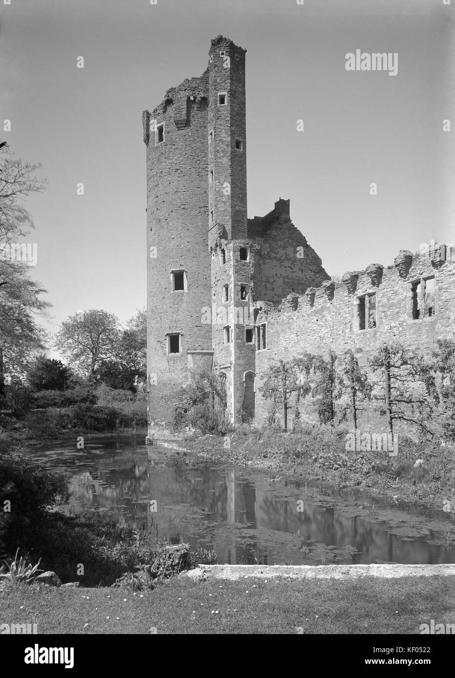 Caister Castle, à l'Ouest Caister, Norfolk. Une vue du sud montrant la tour sur le côté ouest de la ruine. Photographié en 1950 par Herbert Felton. Banque D'Images