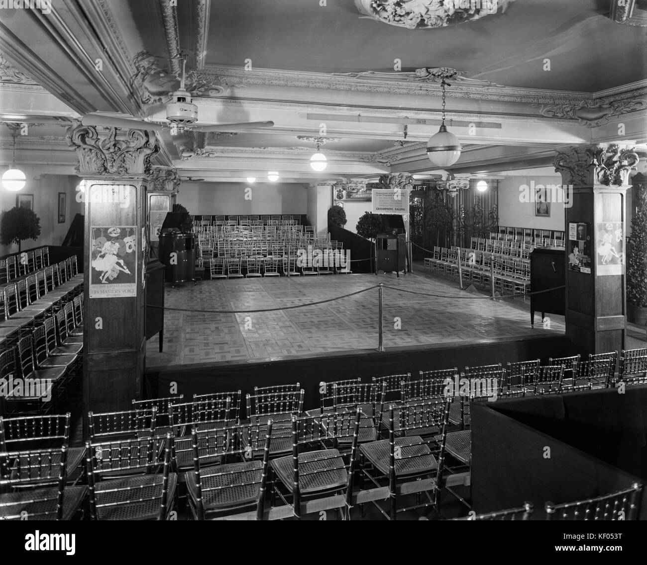 Harrods, Brompton Road, Knightsbridge, Londres. La salle de danse dans la région de Harrods, 1923. Il y a plusieurs gramophones pour des démonstrations de Banque D'Images