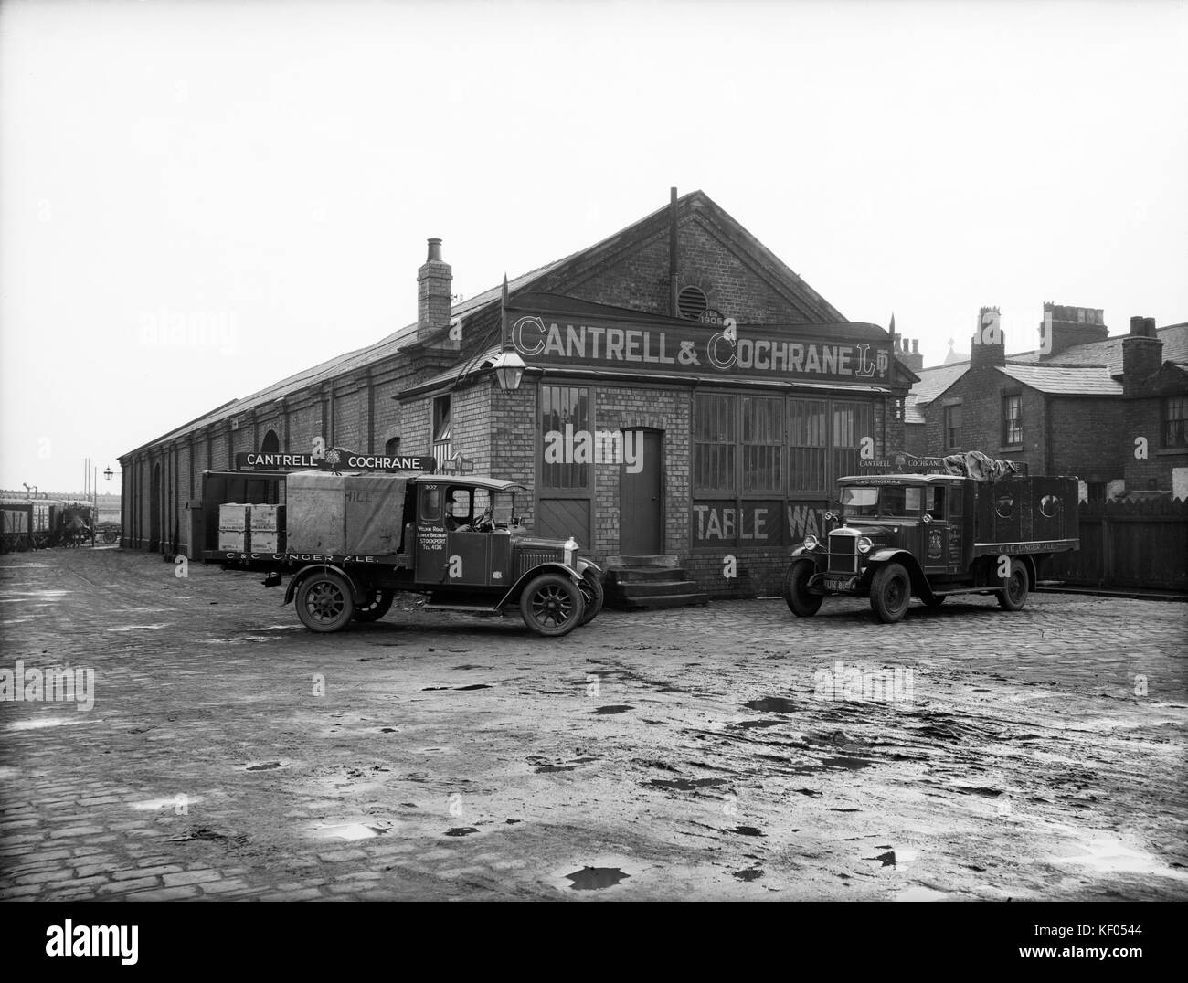 Hangar de marchandises, West Lancashire, Fishergate Hill, Preston. Deux cars stationnés devant l'Cantrell et Cochrane dépôt. Photographié en 1927 pour le L Banque D'Images