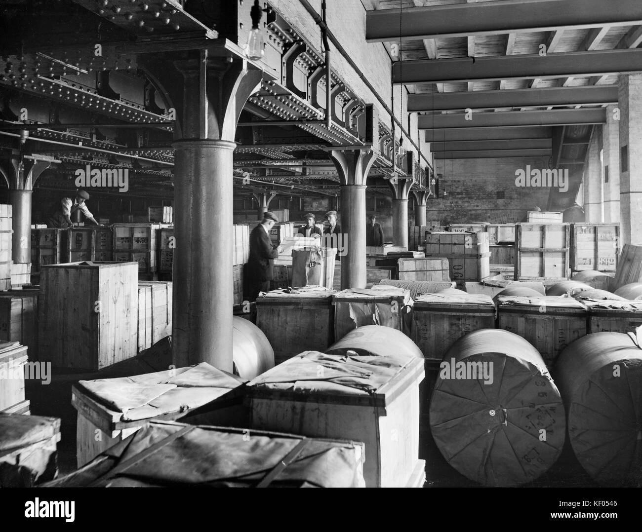 London et North West Compagnie de marchandises Shed, Sussex Street, Leicester. Les hommes déménagement un casier de produire dans le Carmichael's Farm depot à l 'No 2 Banque D'Images