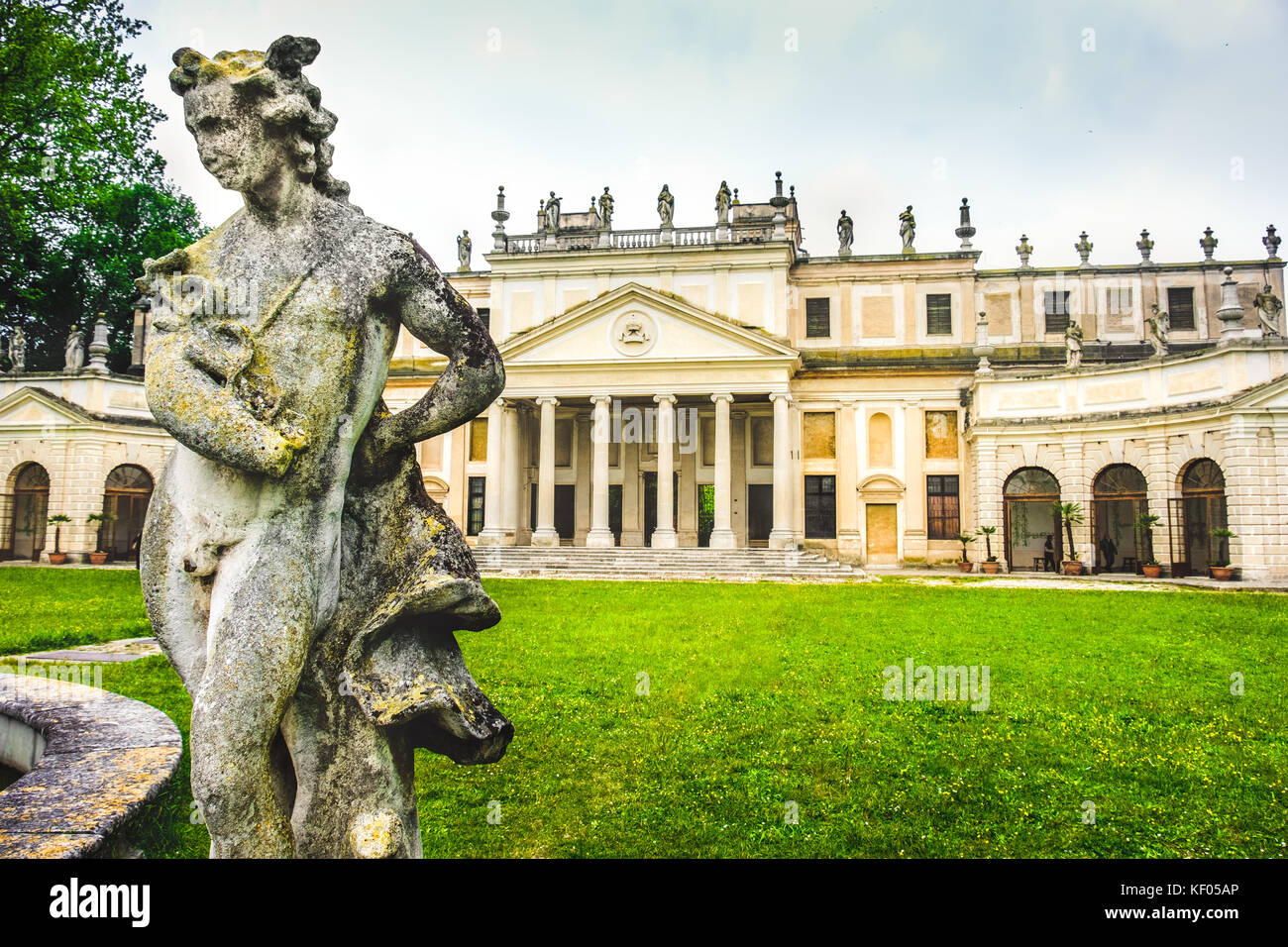 La villa Pisani et statue du musée national du palais de palladio façade - Venise - Italie Banque D'Images
