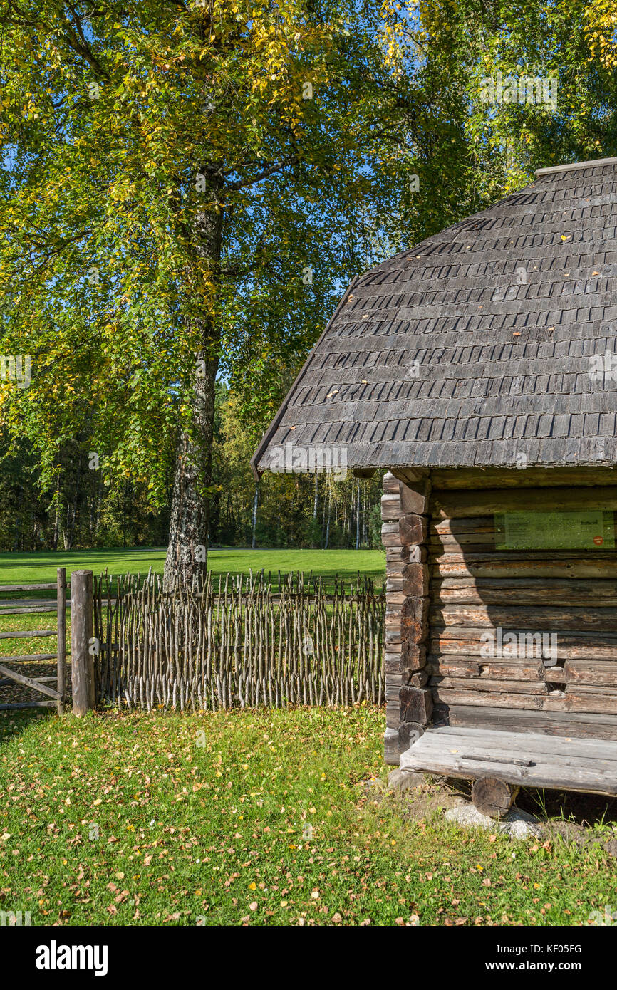 Vieille maison de bois de l'habitat traditionnel des populations autochtones de l'Estonie Banque D'Images