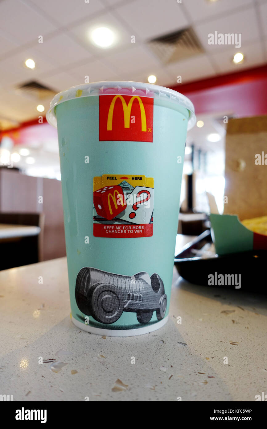 Autocollant monopole code sur McDonald's tasse boisson australienne Banque D'Images