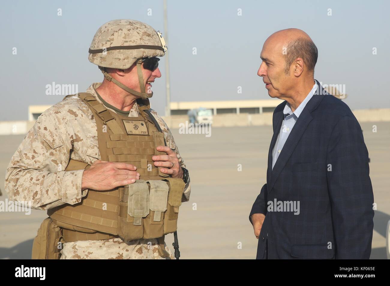 Général commandant du corps des Marines américain Roger Turner (à gauche) parle avec l'ambassade des États-Unis à Kaboul charge spéciale d'affaires ambassadeur hugo llorens à l'aérodrome de bastion 12 octobre 2017 près de Lashkar Gah, dans la province d'Helmand, en Afghanistan. Banque D'Images