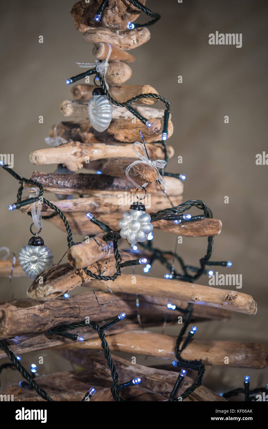 Driftwood fait-main arbre de Noël décoré de guirlandes lumineuses et de boules Banque D'Images