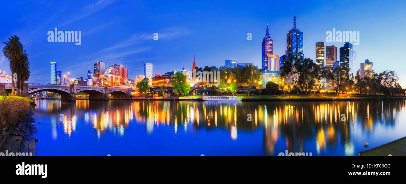 Blur le lever du soleil sur la ville colorée de Melbourne CBD avec feux lumineux centre-ville se reflétant dans les eaux encore de Yarra et pont prince archs connexion sout Banque D'Images