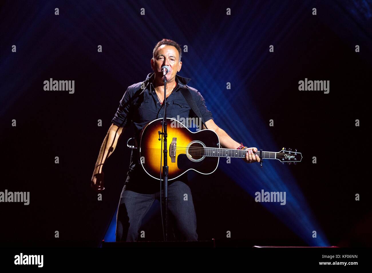 Singer Bruce Springsteen effectue au cours de la cérémonie de clôture des jeux invictus au Centre Air Canada le 30 septembre 2017 à Toronto, Canada. l'Invictus games est un événement de style international paralympique pour le personnel militaire blessé ou malade et les anciens combattants. Banque D'Images