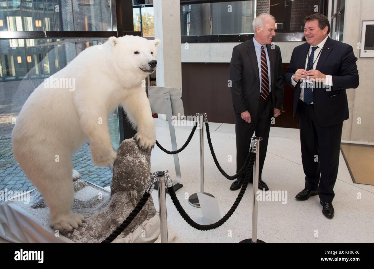 Le secrétaire de la marine américaine Richard Spencer (à gauche) et le secrétaire d'Etat norvégien oystein bo Vérifiez un ours polaire taxidermie statue au siège du ministère de la défense, le 9 octobre 2017 à Oslo, Norvège. Banque D'Images