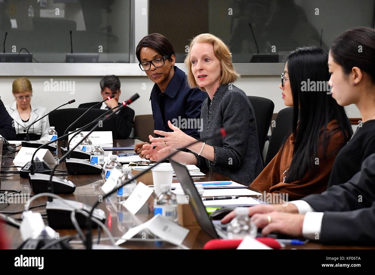 Affaires publiques américaines secrétaire d'état adjoint par intérim Susan Stevenson (deuxième à gauche) parle de la société américaine des rédacteurs de presse du département d'État le 11 octobre 2017 à Washington, DC. Banque D'Images