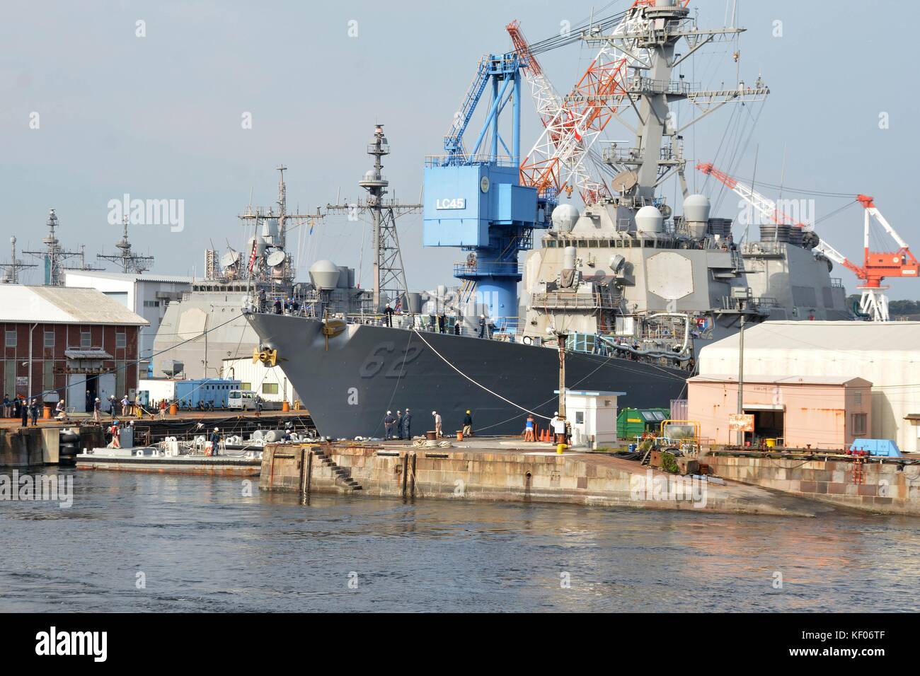 Le destroyer USS Fitzgerald, de classe Arleigh Burke, quitte la cale sèche de la Fleet Activities Yokosuka pour subir d'autres réparations après sa collision avec un porte-conteneurs le 8 octobre 2017 à Yokosuka, au Japon. Banque D'Images